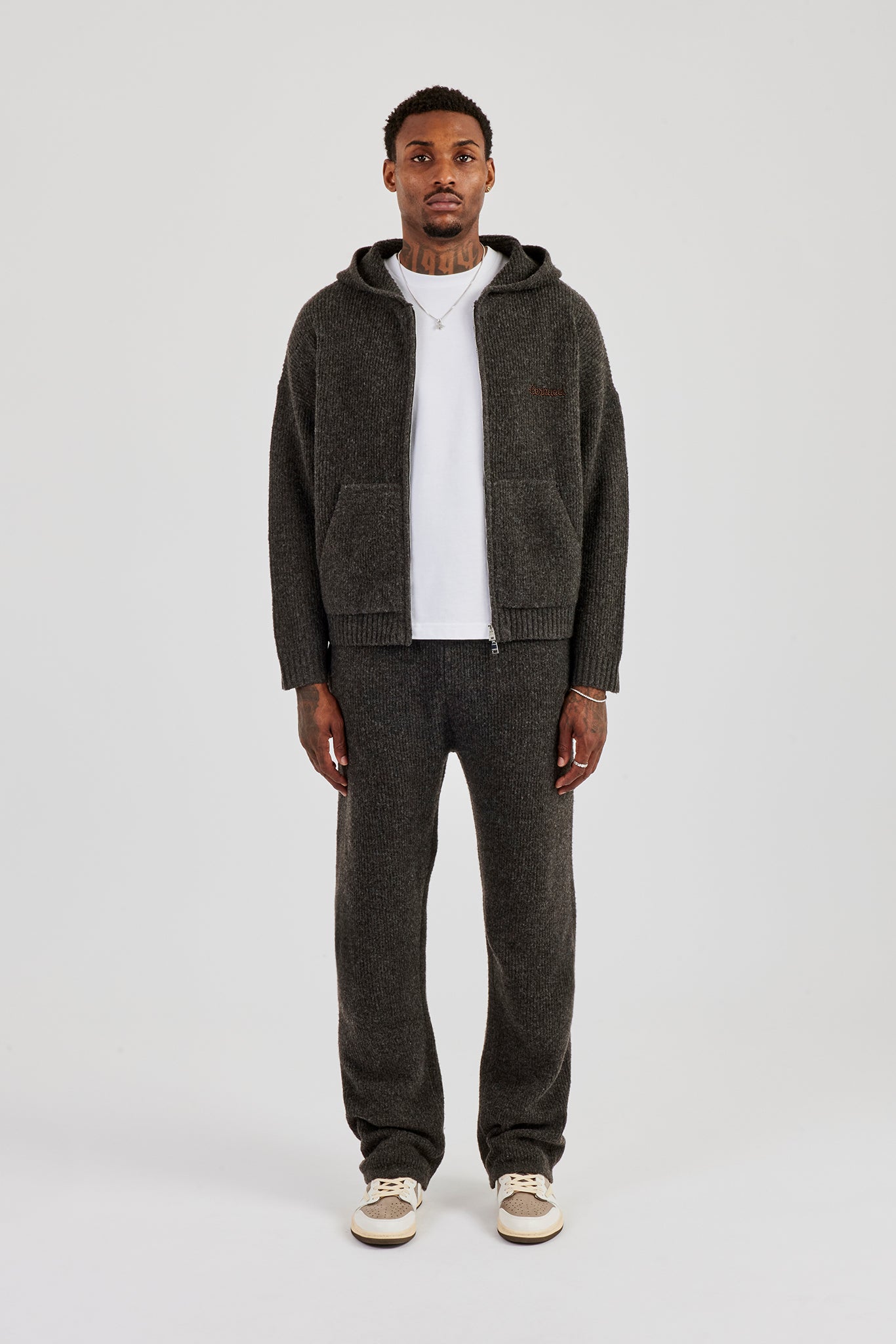 Bestickter Strick-Kapuzenpullover mit Reißverschluss und Jogginghose – Schokolade